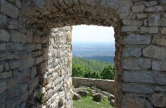 Medvedgrad - pogled prema Zagrebu kroz prolaz